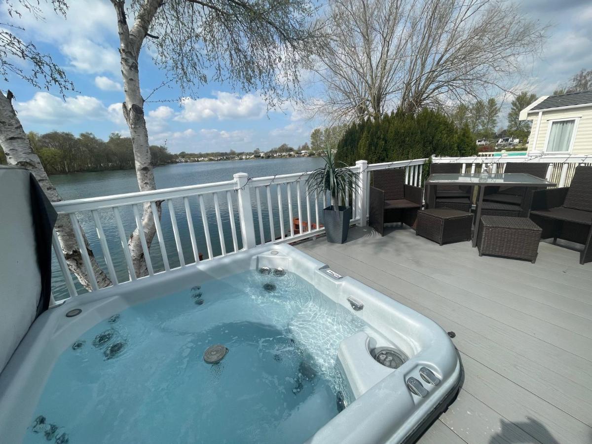 Lakeside Retreat 4 With Hot Tub, Private Fishing Peg Situated At Tattershall Lakes Country Park Exteriér fotografie