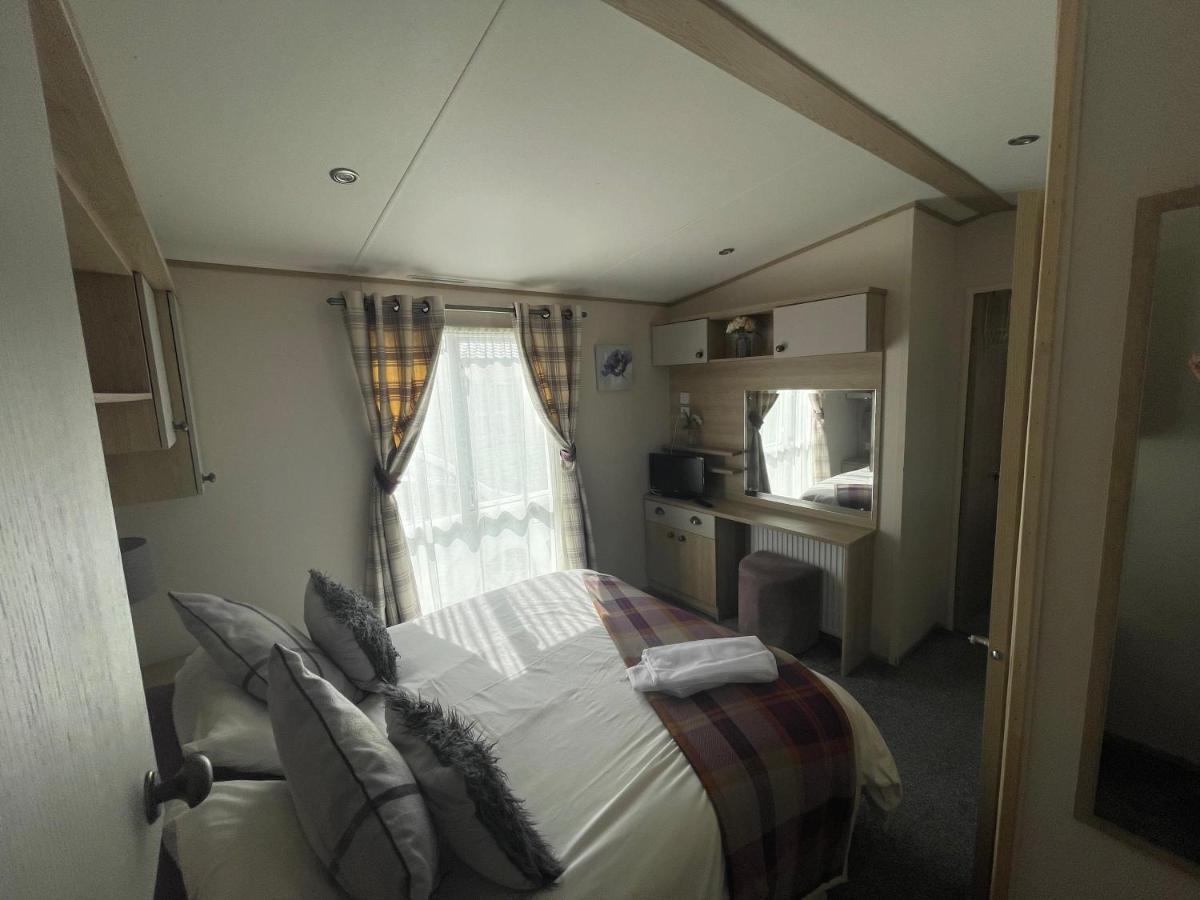 Lakeside Retreat 4 With Hot Tub, Private Fishing Peg Situated At Tattershall Lakes Country Park Exteriér fotografie