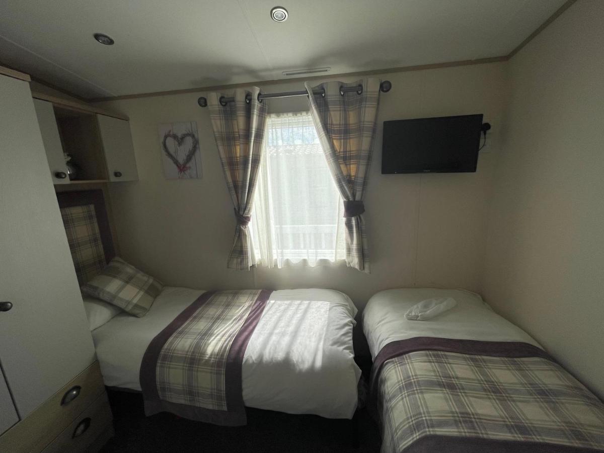 Lakeside Retreat 4 With Hot Tub, Private Fishing Peg Situated At Tattershall Lakes Country Park Exteriér fotografie