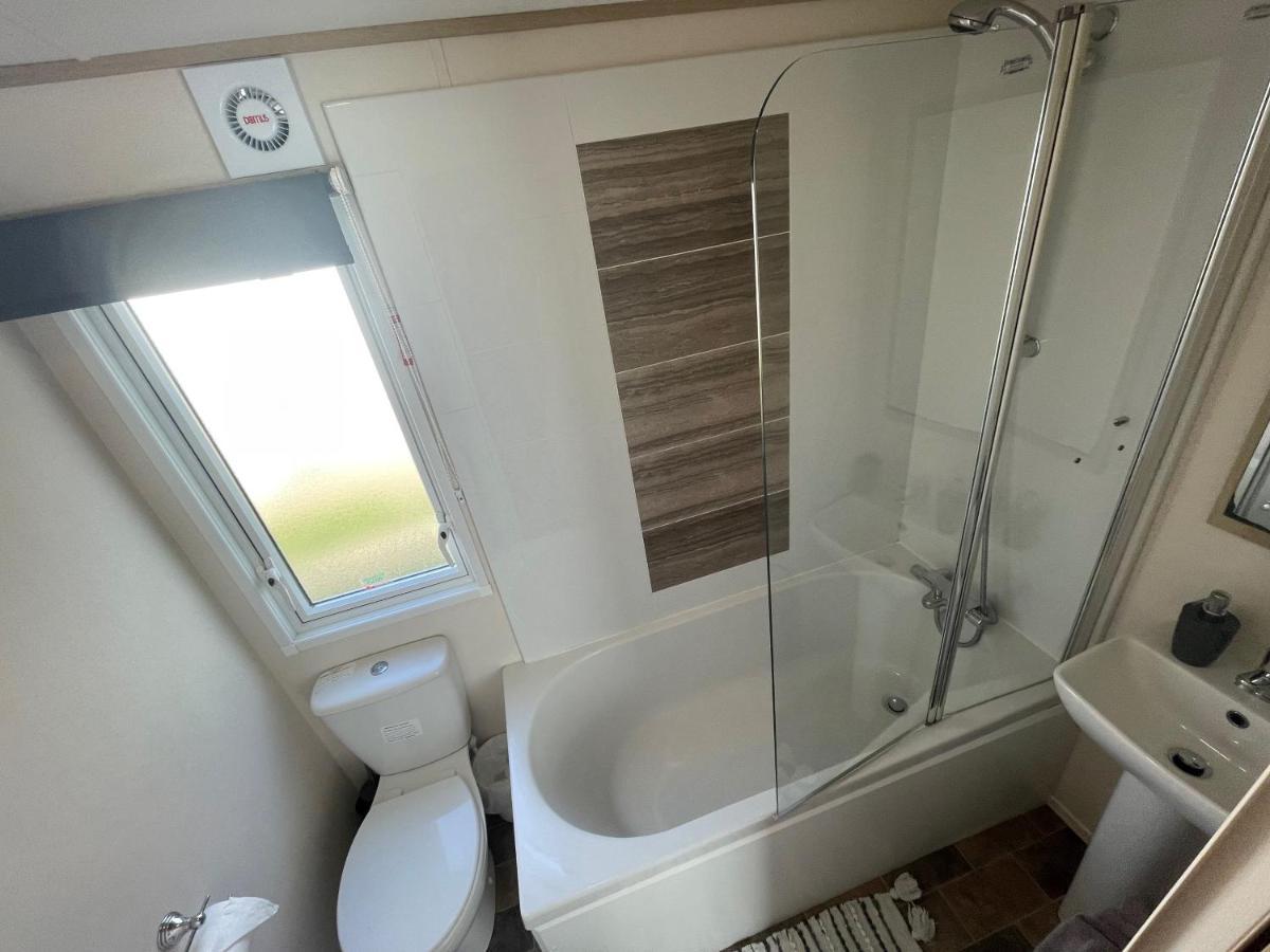 Lakeside Retreat 4 With Hot Tub, Private Fishing Peg Situated At Tattershall Lakes Country Park Exteriér fotografie