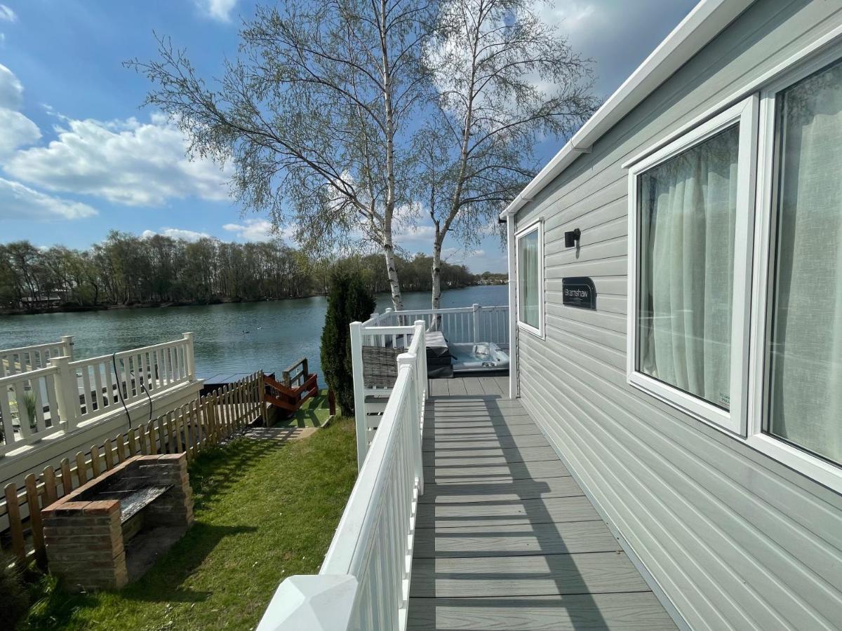 Lakeside Retreat 4 With Hot Tub, Private Fishing Peg Situated At Tattershall Lakes Country Park Exteriér fotografie